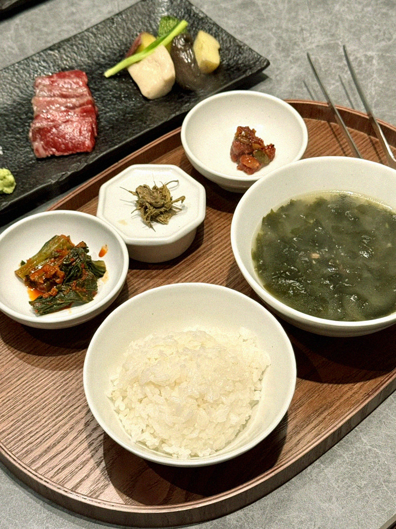 우하나 여의도점 · 여의도 룸식당 여의도 오마카세 · 정갈하게 차려진 반찬과 곁들임 찬
