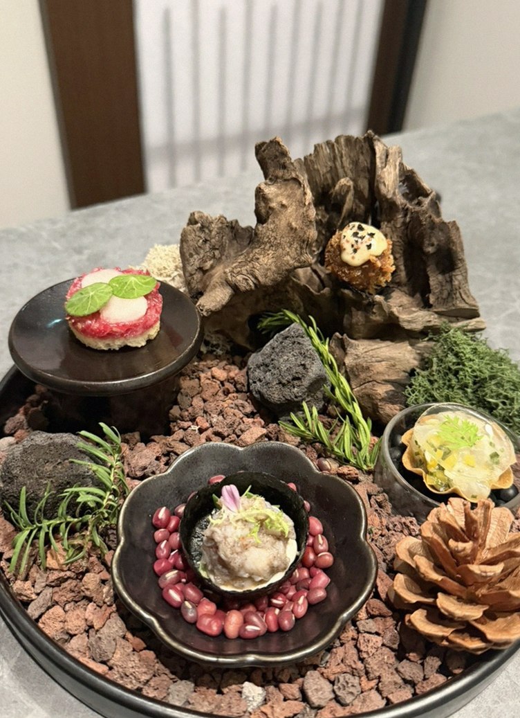 WOOHANA Yeouido · the signature Hanwoo showing — marbled beef cuts and caviar presented in a display chest