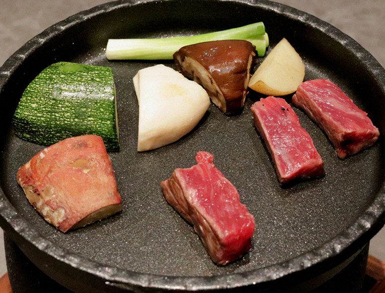 우하나 여의도점 · 여의도 룸식당 여의도 맛집 · 한 접시씩 정성껏 플레이팅된 한우 코스 요리