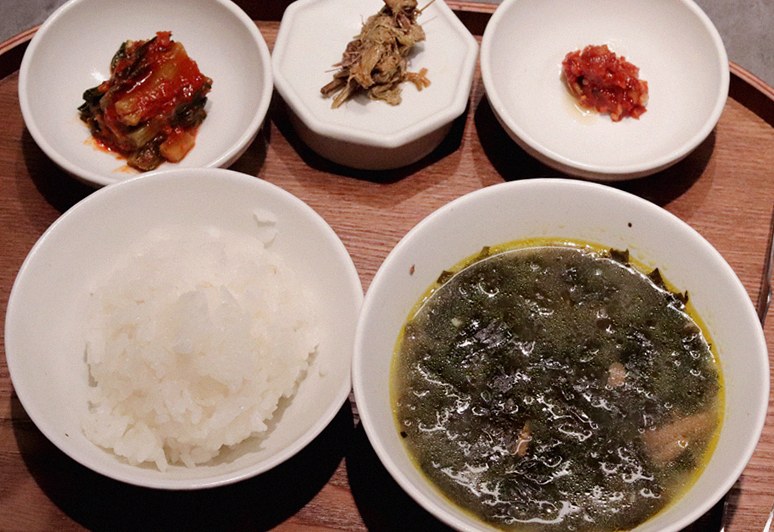 우하나 여의도점 · 여의도 룸식당 여의도 맛집 · 정갈하게 차려진 반찬과 곁들임 찬