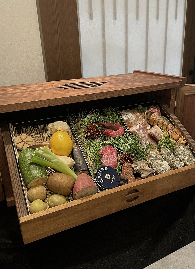우하나 여의도점 · 여의도 룸식당 여의도 맛집 · 시그니처 한우 쇼잉 — 진열함에 담긴 마블링 한우와 캐비아