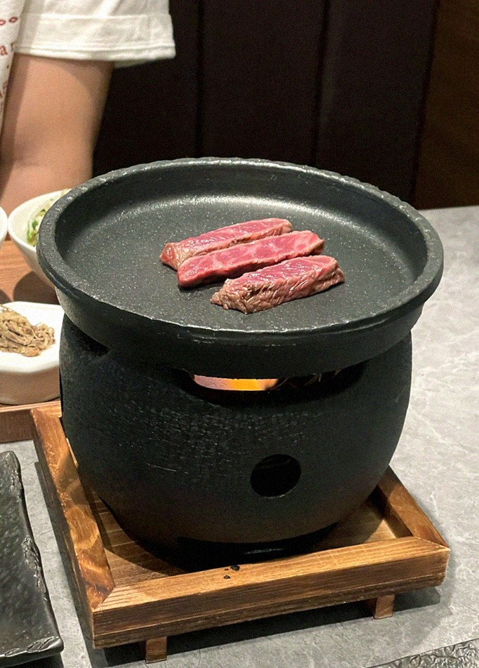 우하나 여의도점 · 여의도 룸식당 여의도 맛집 · 시그니처 한우 쇼잉 — 진열함에 담긴 마블링 한우와 캐비아