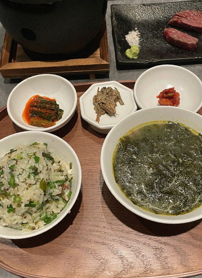 우하나 여의도점 · 여의도 룸식당 여의도 맛집 · 정갈하게 차려진 반찬과 곁들임 찬