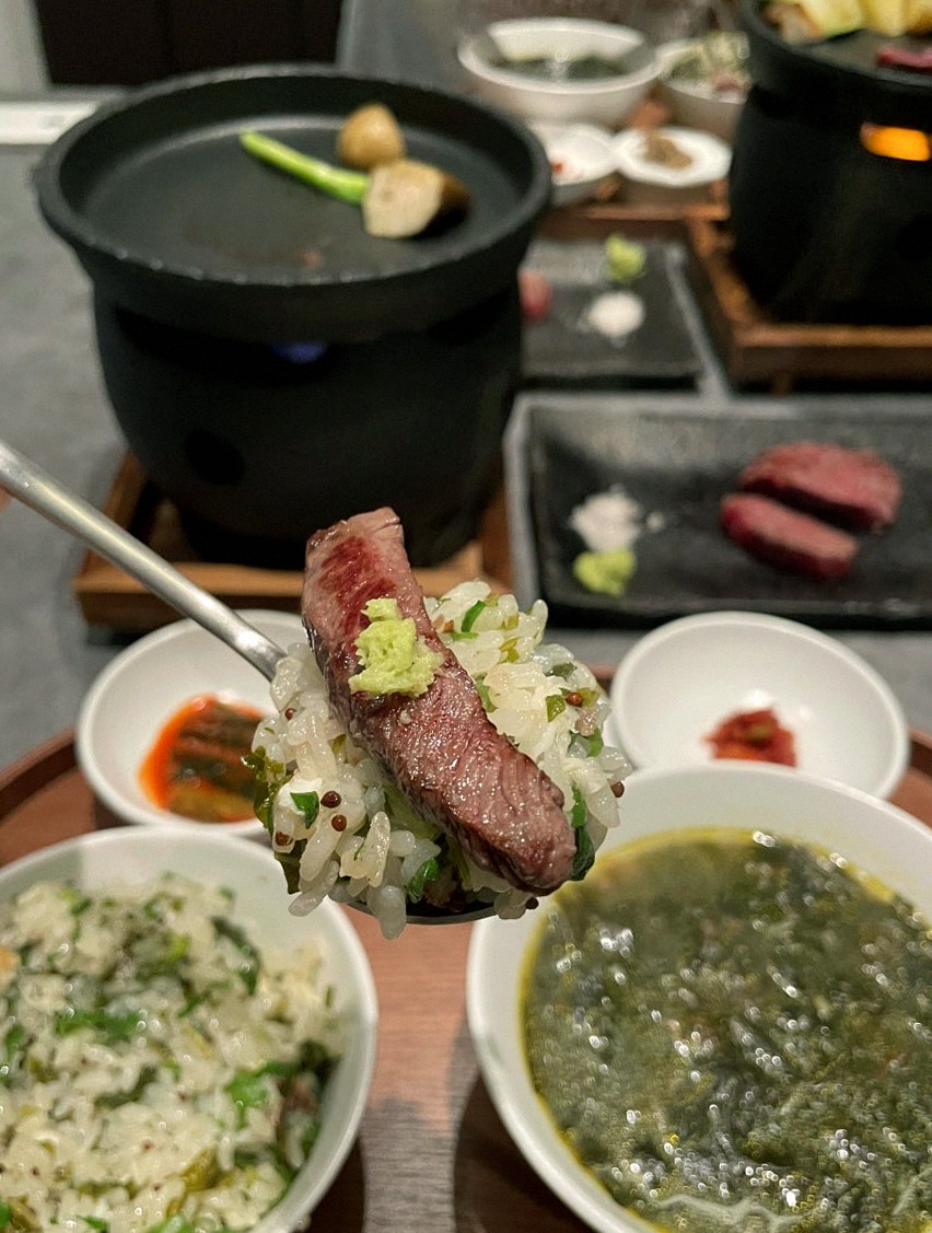 우하나 여의도점 · 여의도 룸식당 여의도 맛집 · 시그니처 한우 쇼잉 — 진열함에 담긴 마블링 한우와 캐비아