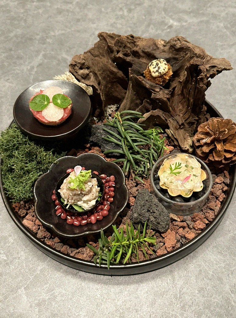 WOOHANA Yeouido · シグネチャーの韓牛ショーイング — 木箱に盛られた霜降り韓牛とキャビア