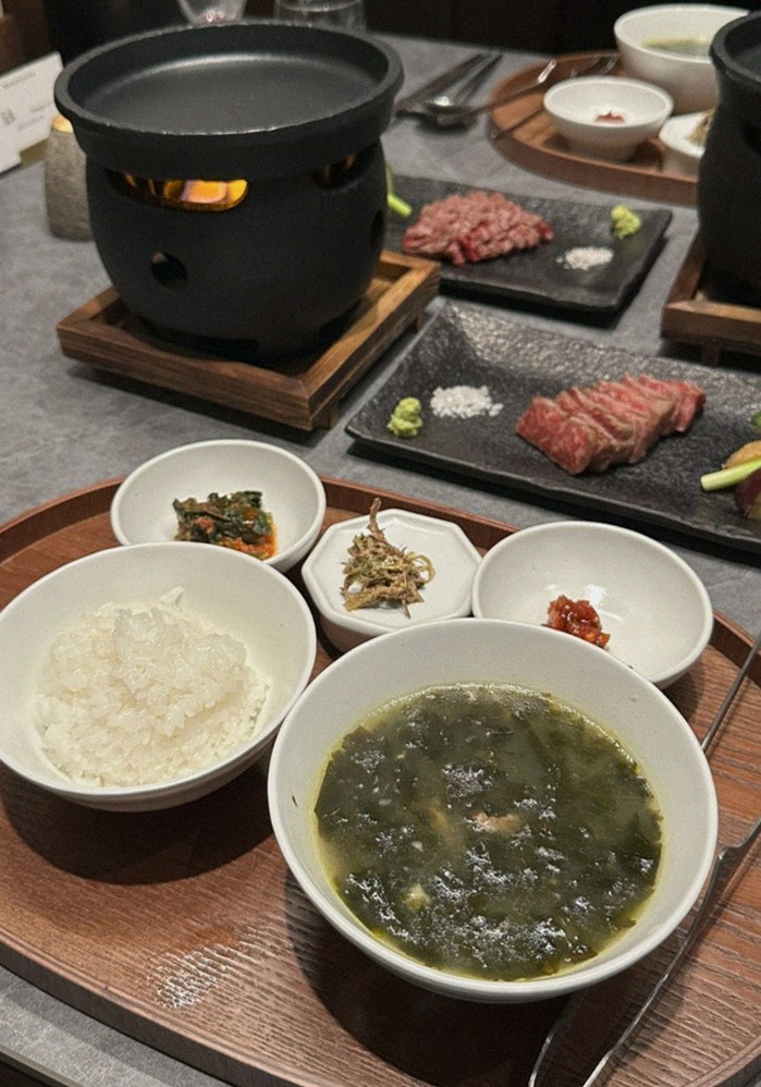 WOOHANA Yeouido · シグネチャーの韓牛ショーイング — 木箱に盛られた霜降り韓牛とキャビア