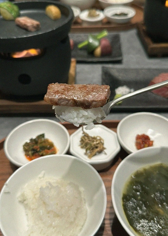 WOOHANA Yeouido · シグネチャーの韓牛ショーイング — 木箱に盛られた霜降り韓牛とキャビア