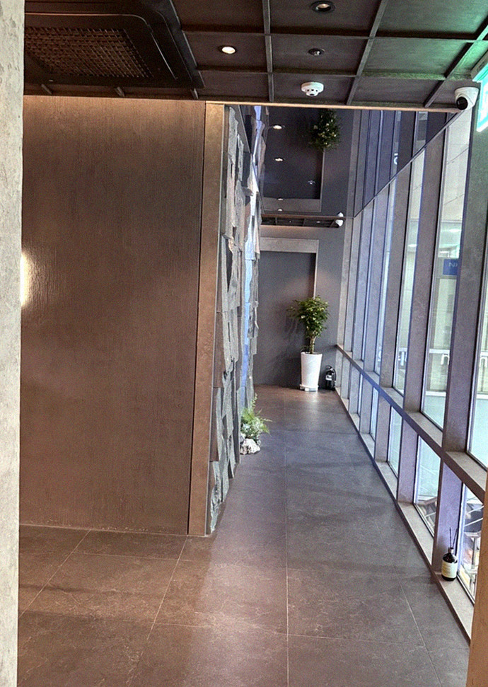 WOOHANA Yeouido · 店舗入口と案内