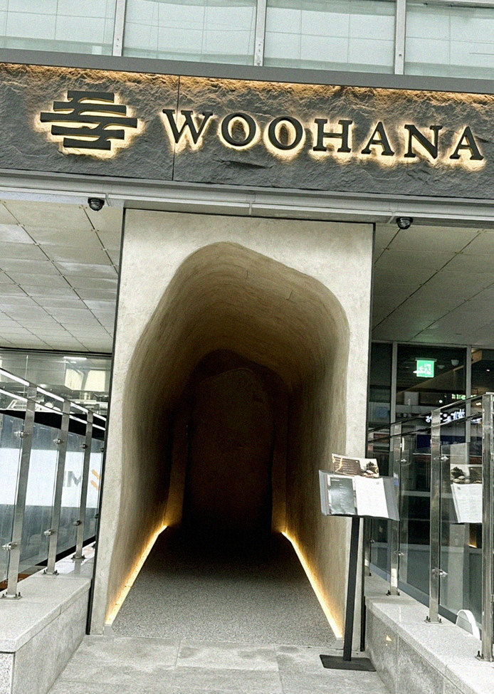WOOHANA Yeouido · 店舗入口と案内