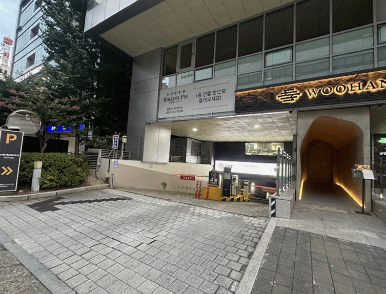 WOOHANA Yeouido · 店舗入口と案内