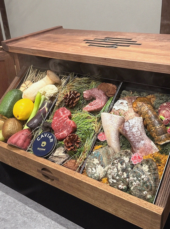 WOOHANA Yeouido · シグネチャーの韓牛ショーイング — 木箱に盛られた霜降り韓牛とキャビア