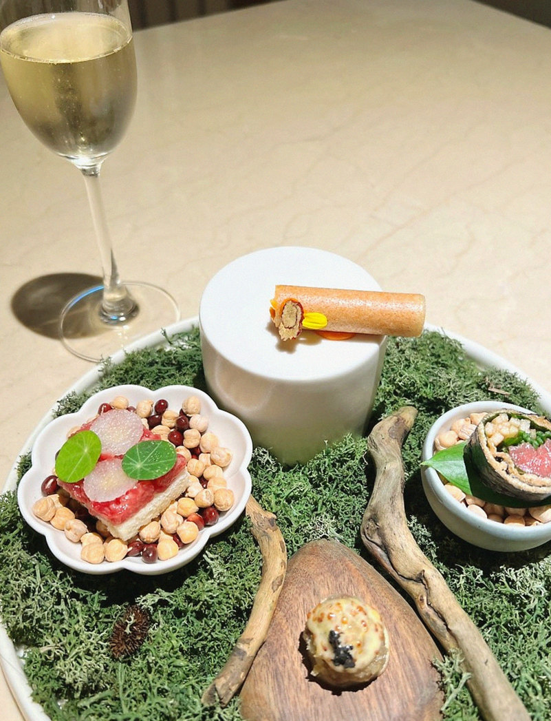 WOOARA Gwanghwamun · the signature Hanwoo showing — marbled beef cuts and caviar presented in a display chest