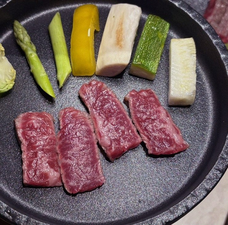 WOOARA Gwanghwamun · premium marbled Hanwoo beef presented before grilling