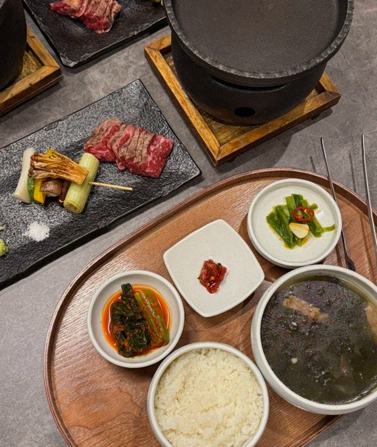 GOWOOGA Gwanghwamun · assorted Korean side dishes (banchan)