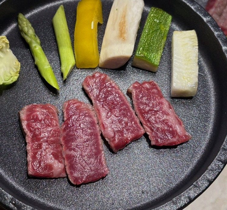 WOOARA Gwanghwamun · premium marbled Hanwoo beef presented before grilling
