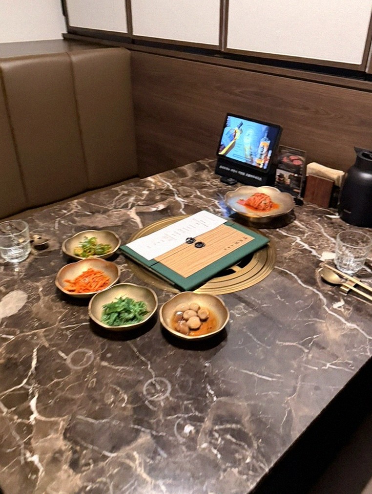 DAEBOJUNG City Hall · テーブルいっぱいの韓牛おまかせコース