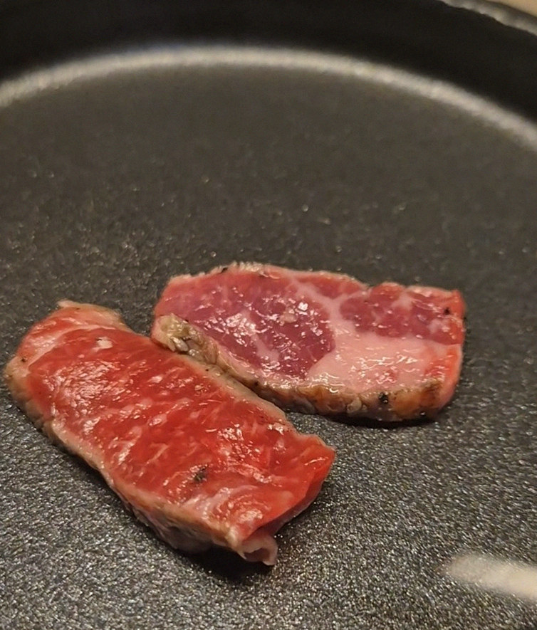 우아라 광화문점 · 광화문 점심맛집 · 마블링이 살아있는 프리미엄 한우 쇼잉
