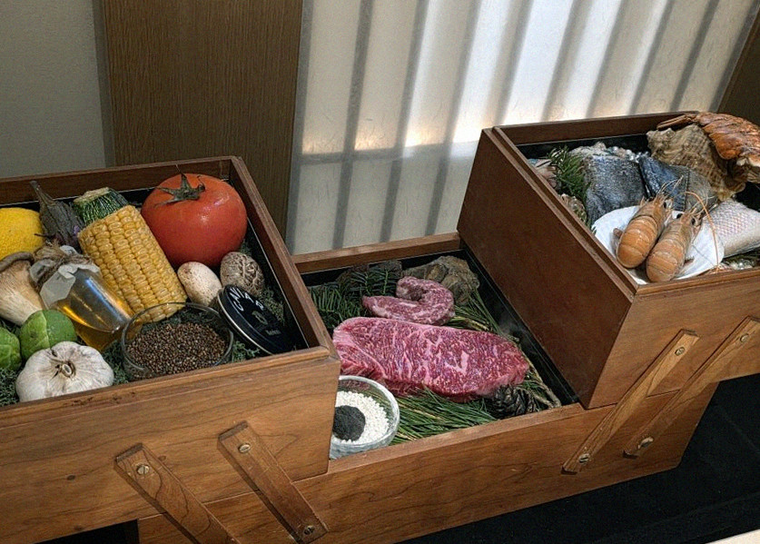 우아라 광화문점 · 광화문 점심맛집 · 시그니처 한우 쇼잉 — 진열함에 담긴 마블링 한우와 캐비아