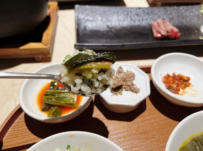 우아라 광화문점 · 광화문 점심맛집 · 정갈하게 차려진 반찬과 곁들임 찬