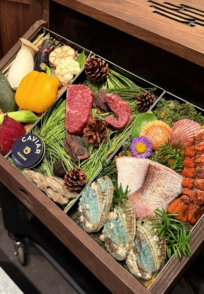 우하나 여의도점 · 63빌딩 근처 맛집 · 시그니처 한우 쇼잉 — 진열함에 담긴 마블링 한우와 캐비아