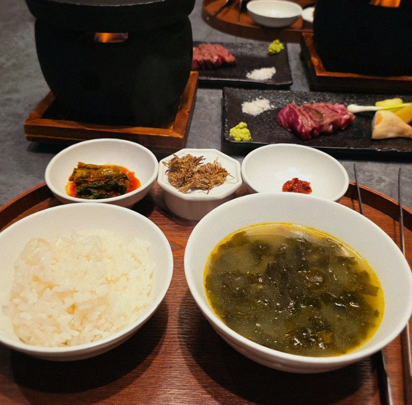 우하나 여의도점 · 63빌딩 근처 맛집 · 정갈하게 차려진 반찬과 곁들임 찬