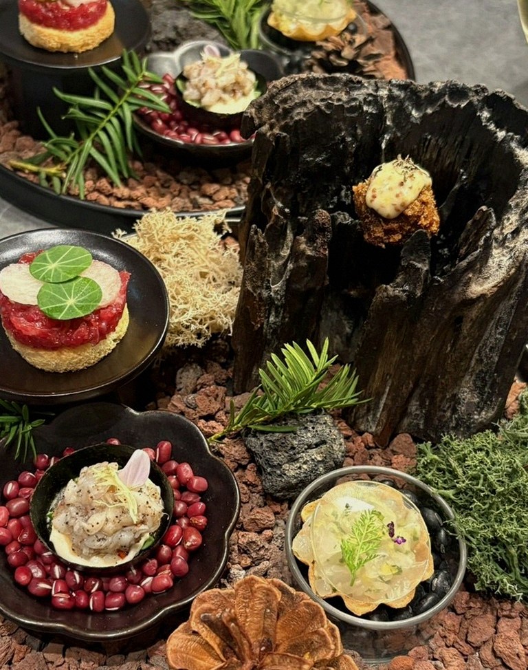 우하나 여의도점 · 63빌딩 근처 맛집 · 시그니처 한우 쇼잉 — 진열함에 담긴 마블링 한우와 캐비아