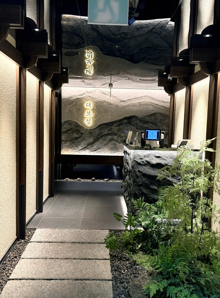 DAEBOJUNG City Hall · a private dining room — every table is a private room