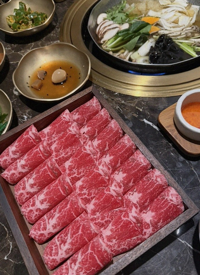 대보정 여의도점 · 더현대서울 맛집 · 시그니처 한우 쇼잉 — 진열함에 담긴 마블링 한우와 캐비아