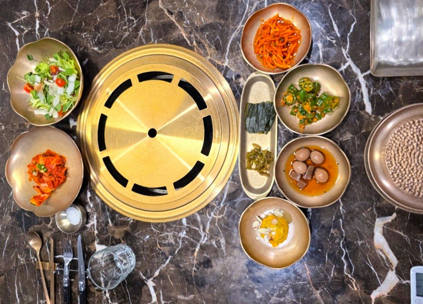 대보정 여의도점 · 더현대서울 맛집 · 정갈하게 차려진 반찬과 곁들임 찬