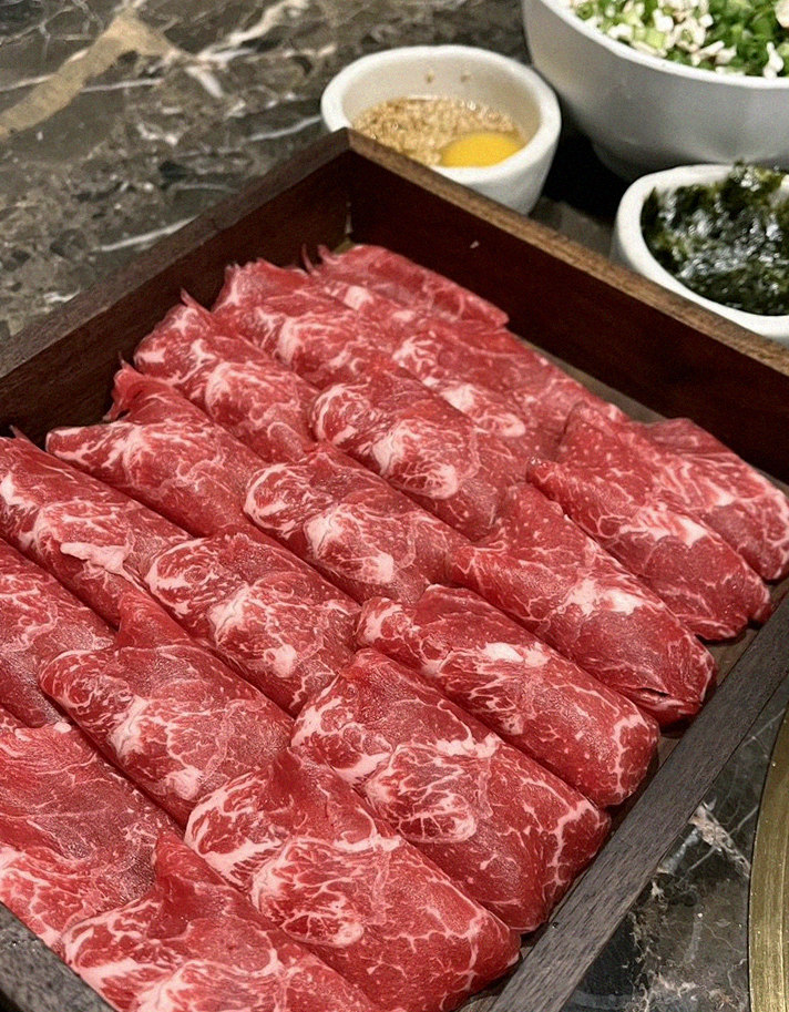 대보정 여의도점 · 더현대서울 맛집 · 마블링이 살아있는 프리미엄 한우 쇼잉
