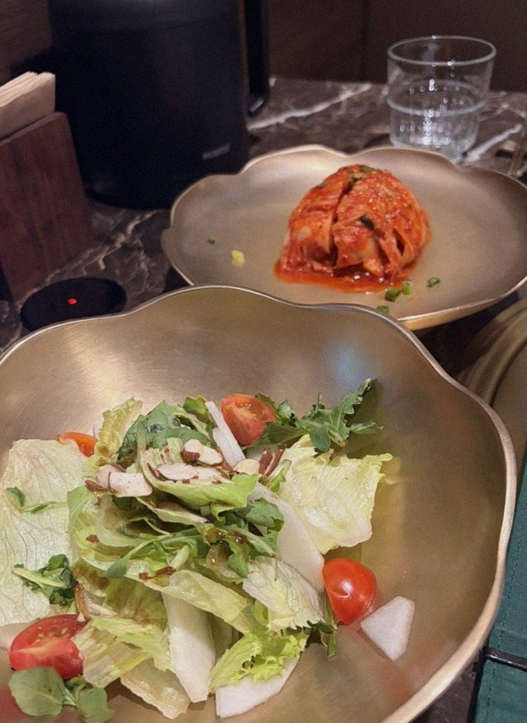 대보정 여의도점 · 더현대서울 맛집 · 정갈하게 차려진 반찬과 곁들임 찬
