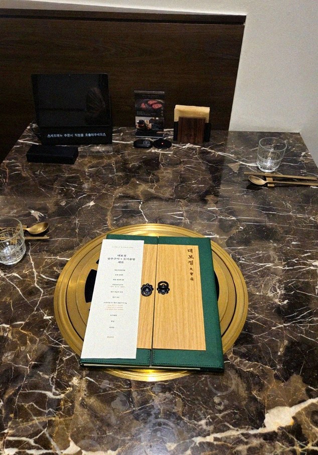 대보정 여의도점 · 더현대서울 맛집 · 시그니처 한우 쇼잉 — 진열함에 담긴 마블링 한우와 캐비아