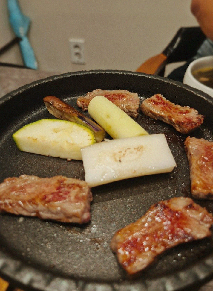 GOWOOGA Gwanghwamun · Hanwoo beef grilling over binchotan charcoal