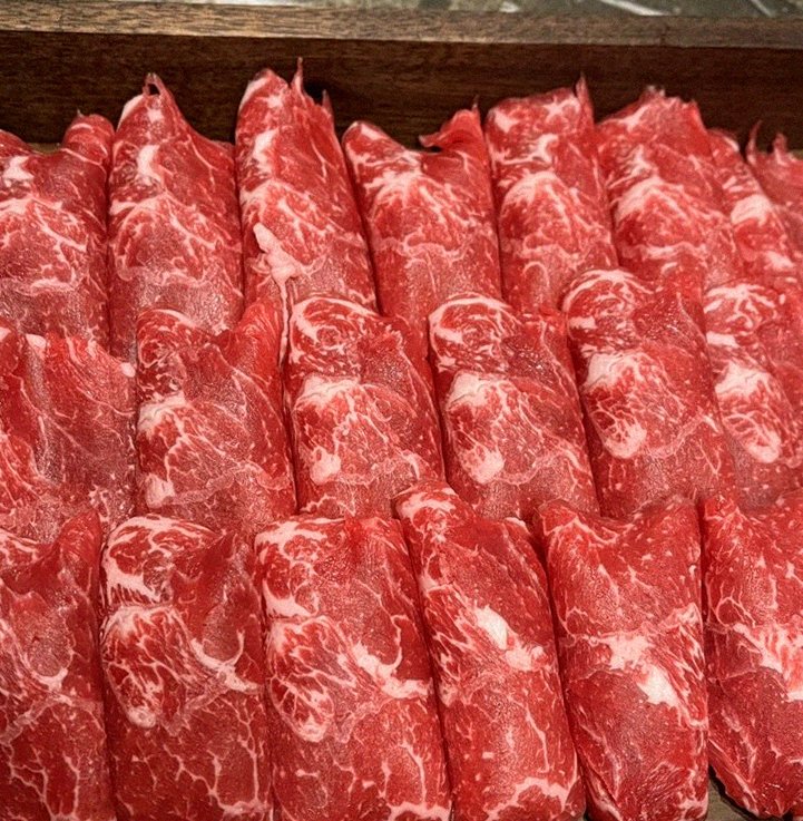 DAEBOJUNG Yeouido · premium marbled Hanwoo beef presented before grilling