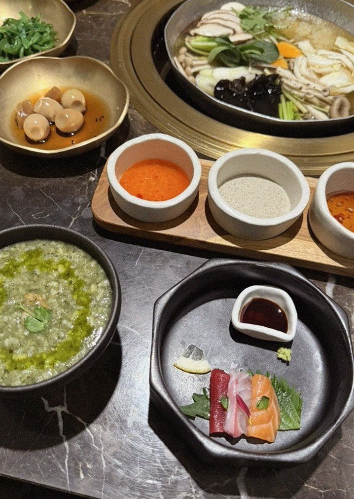 DAEBOJUNG Yeouido · assorted Korean side dishes (banchan)