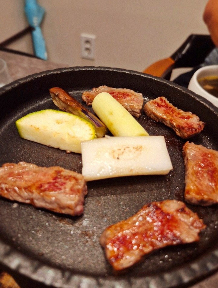 고우가 광화문점 · 안국 역 데이트 맛집 · 비장탄 그릴 위에서 익어가는 한우