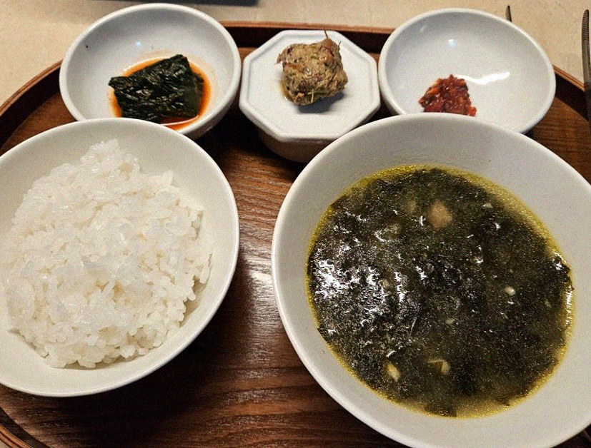 우아라 광화문점 · 경복궁역 점심 · 정갈하게 차려진 반찬과 곁들임 찬