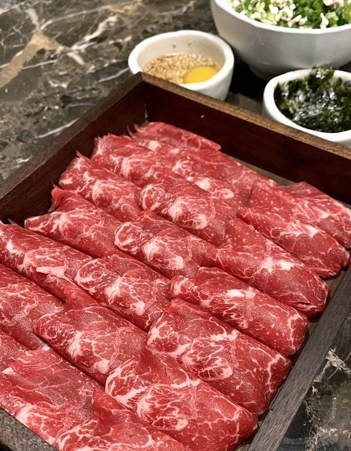대보정 시청역점 · 마블링이 살아있는 프리미엄 한우 쇼잉