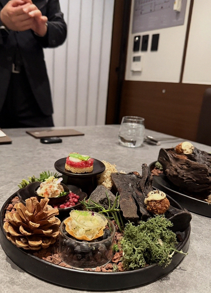 WOOHANA Yeouido · 招牌韩牛展示 — 木盒中呈现的雪花韩牛与鱼子酱