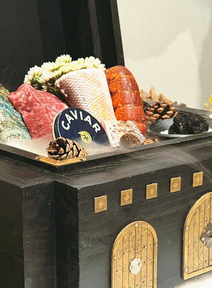 GOWOOGA Gwanghwamun · シグネチャーの韓牛ショーイング — 木箱に盛られた霜降り韓牛とキャビア