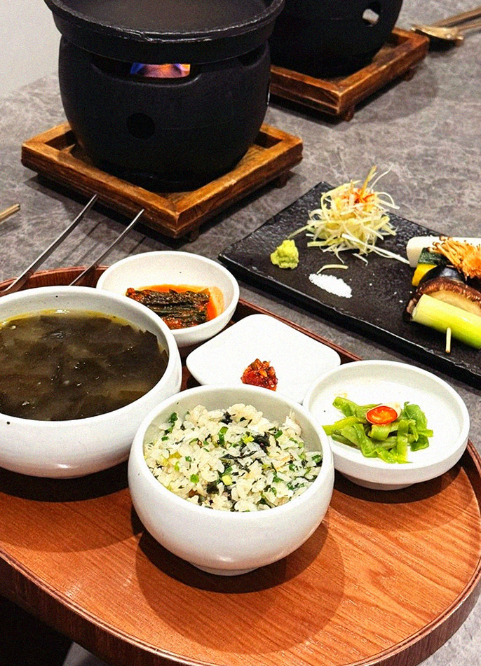GOWOOGA Gwanghwamun · 彩り豊かなおかず(バンチャン)