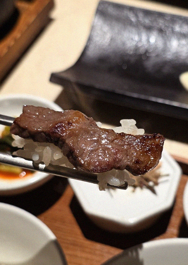 WOOARA Gwanghwamun · premium marbled Hanwoo beef presented before grilling