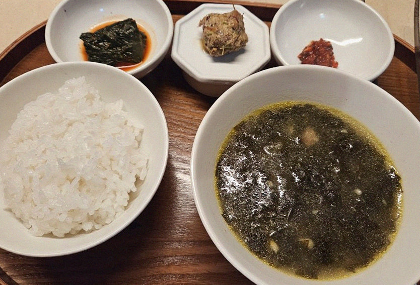 우아라 광화문점 · 광화문 룸식당 · 정갈하게 차려진 반찬과 곁들임 찬