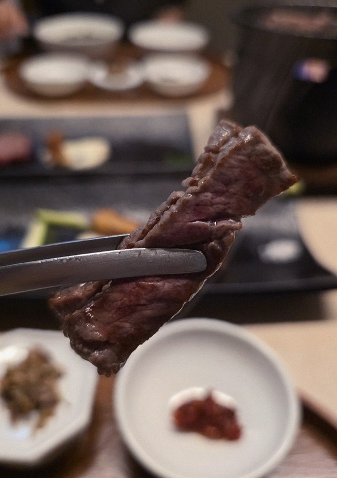 우아라 광화문점 · 광화문 룸식당 · 마블링이 살아있는 프리미엄 한우 쇼잉