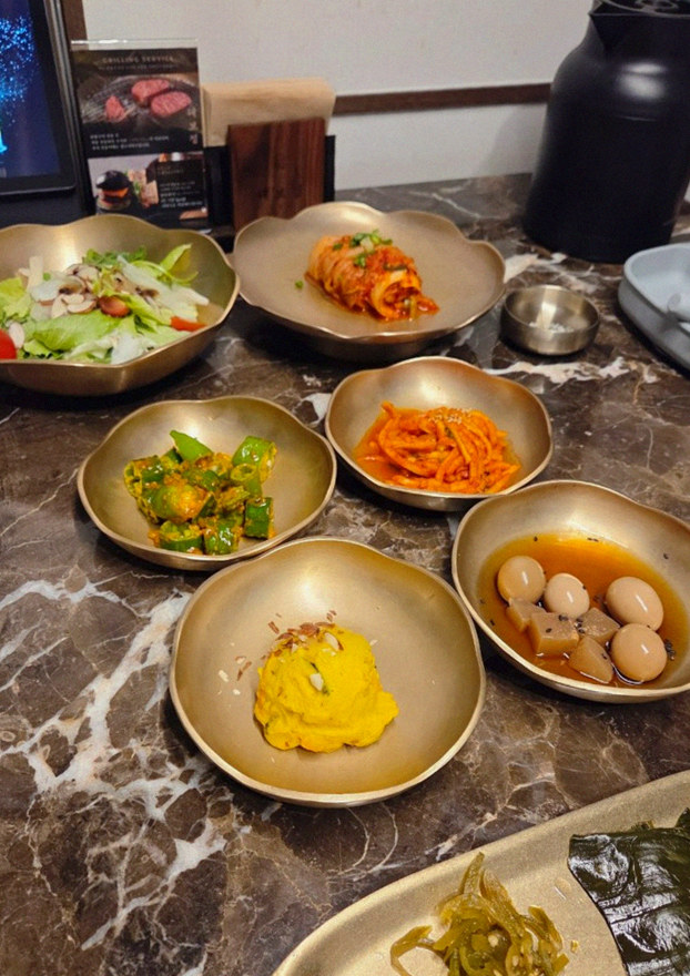 대보정 시청역점 · 서울역 맛집 광화문 맛집 · 정갈하게 차려진 반찬과 곁들임 찬