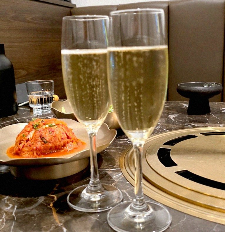 대보정 시청역점 · 서울역 맛집 광화문 맛집 · 시그니처 한우 쇼잉 — 진열함에 담긴 마블링 한우와 캐비아