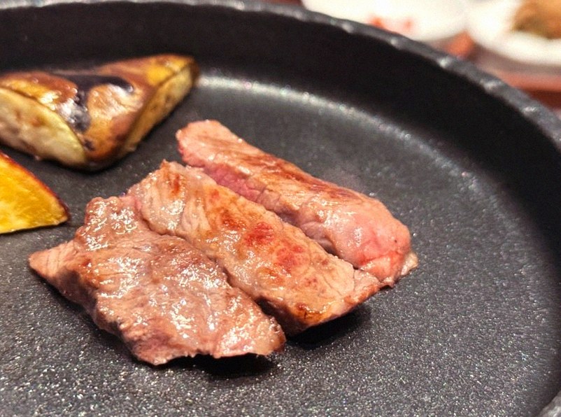 WOOHANA Yeouido · Hanwoo beef grilling over binchotan charcoal