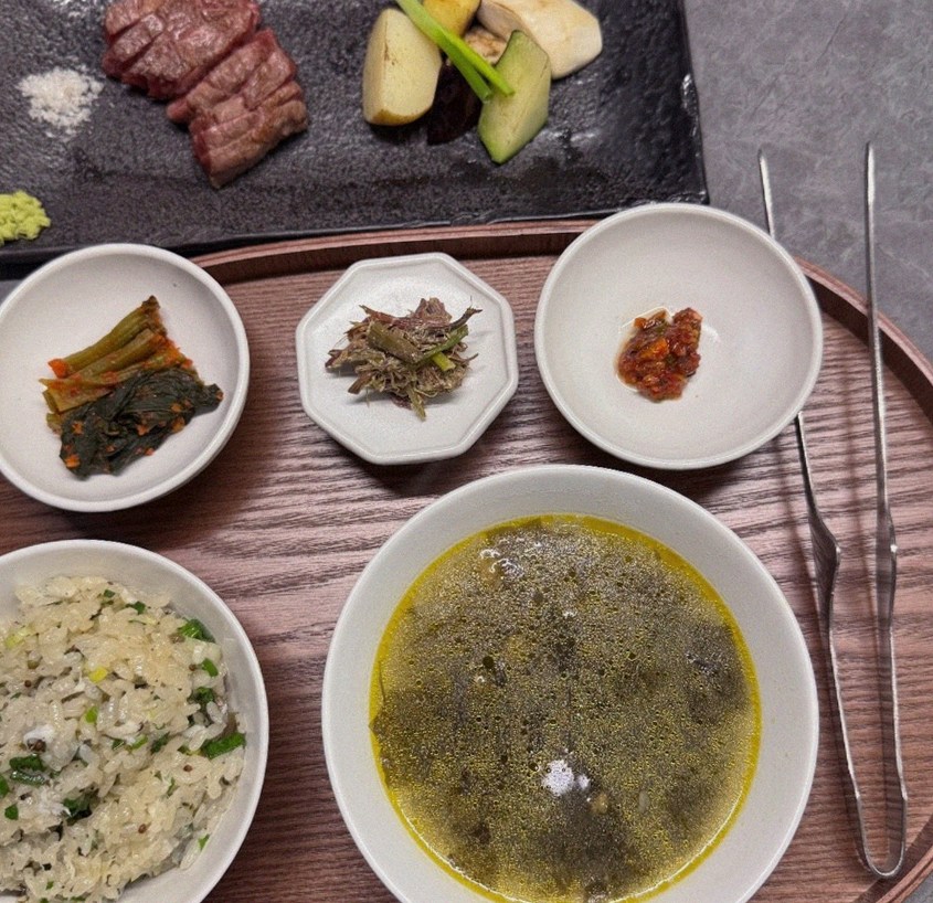 WOOHANA Yeouido · assorted Korean side dishes (banchan)