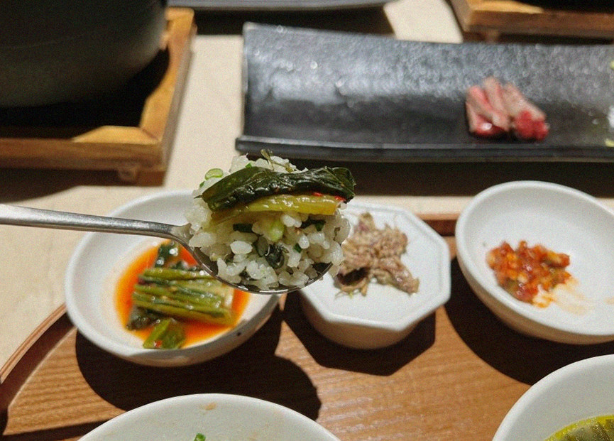 우아라 광화문점 · 광화문 점심 · 정갈하게 차려진 반찬과 곁들임 찬