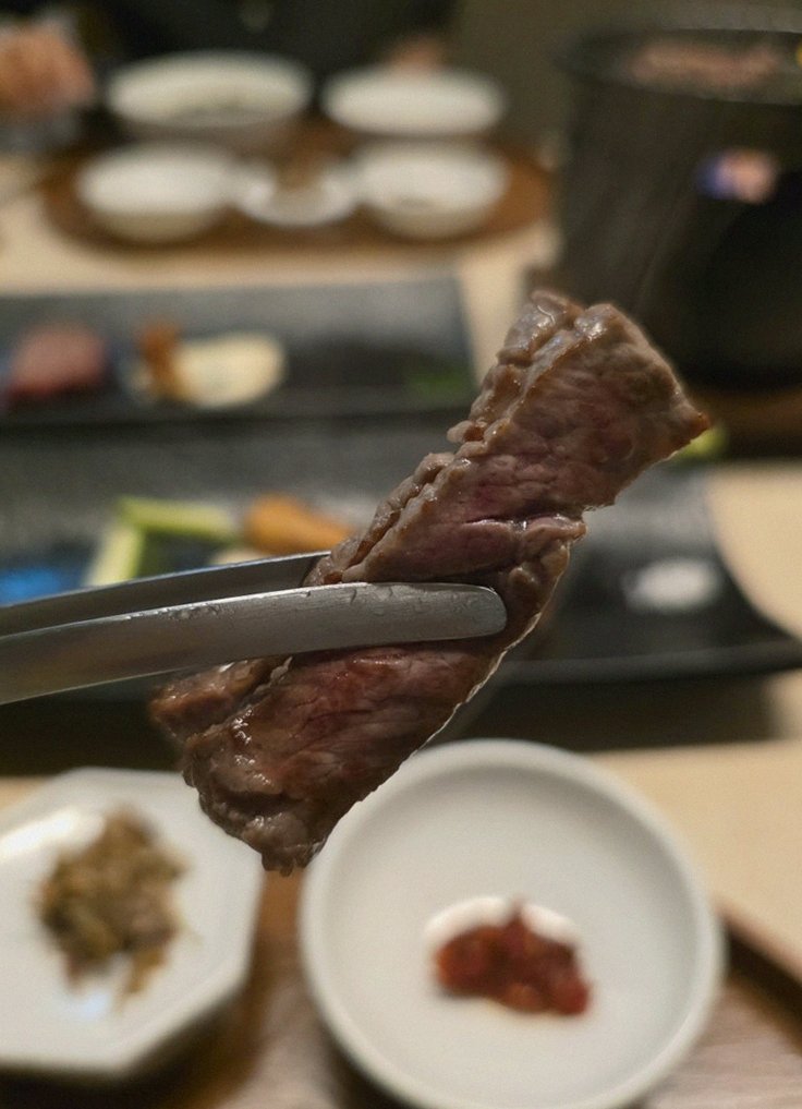 우아라 광화문점 · 광화문 점심 · 마블링이 살아있는 프리미엄 한우 쇼잉